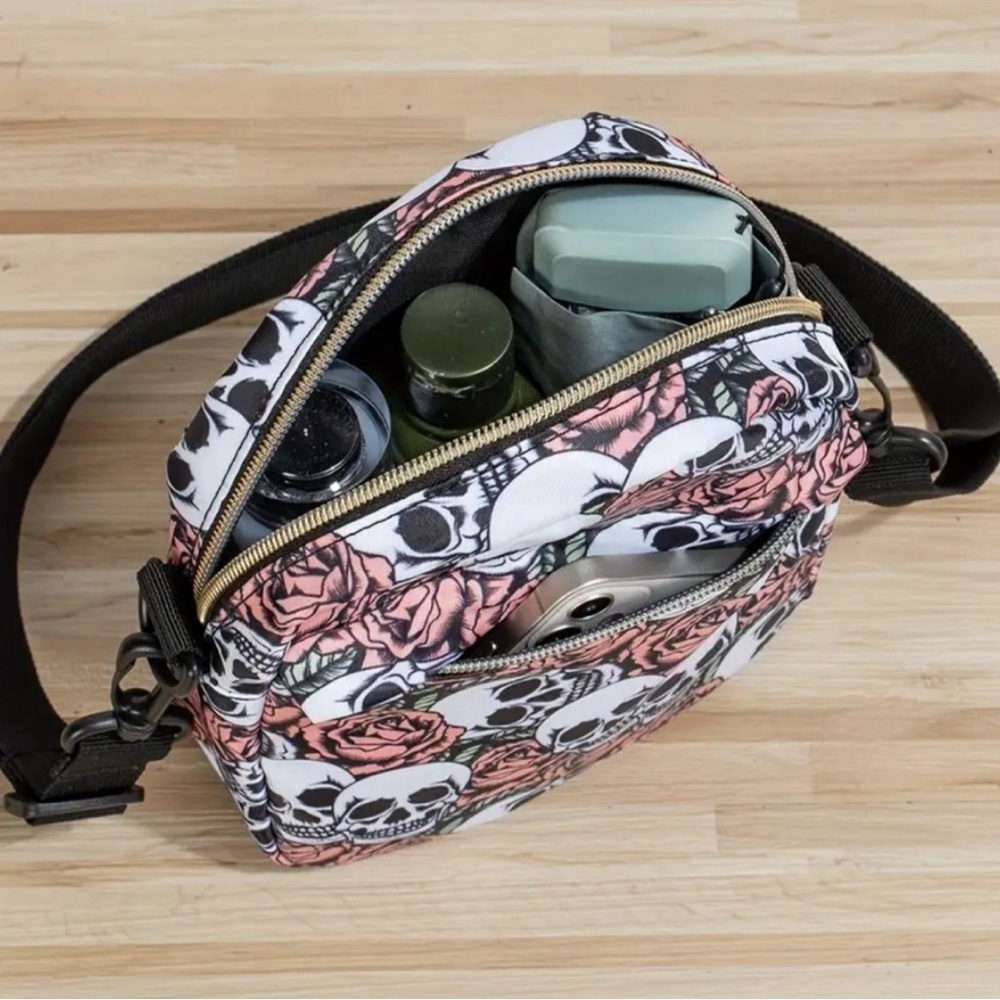 🔥last one🔥 NEW Skull & Roses canvas crossbody  bag. - Picture 4 of 6